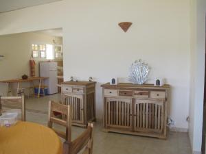 塔腾Villa Marie Daniel的客厅配有木制家具和桌子