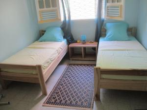 塔腾Villa Marie Daniel的带窗户的客房内设有两张单人床。
