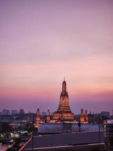 曼谷RALPH Bangkok的日落时分的寺庙景观