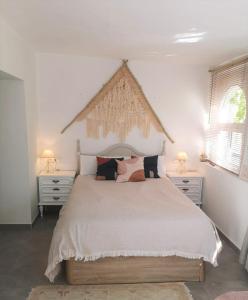 贝赫尔-德拉弗龙特拉La Casa de Piedra a orillas del mar的一间卧室配有一张带2个床头柜的大床