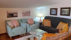 圣维森特-德拉巴尔克拉LOFT SUSANA的客厅配有两张沙发和一张桌子
