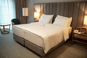 弗森多夫Eventhotel Pyramide的一张大白色的床,位于酒店客房内