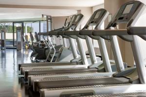 达拉斯威斯汀达拉斯公园中心酒店的健身房里的一排跑步机