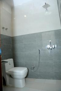 新德里Charlie's Hostel By Purple India的一间带卫生间和淋浴的浴室