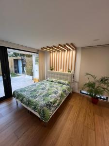 EntrenaPassivhaus con jardín en La Rioja的一间设有床铺的卧室,位于带窗户的房间内