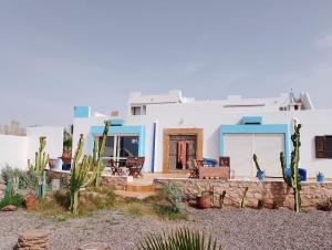 阿加迪尔Riad Ocean Beach Douira的白色墙壁和蓝色色调的房子