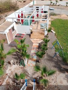 阿加迪尔Riad Ocean Beach Douira的享有房屋的空中景致,设有楼梯