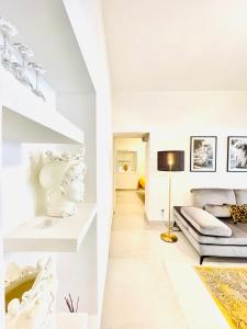 卡塔尼亚Sangiuliano Holiday Home的白色的客厅配有沙发和1张床