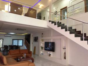 Abomey-CalaviMaison d'architecte moderne的房屋内带楼梯的客厅