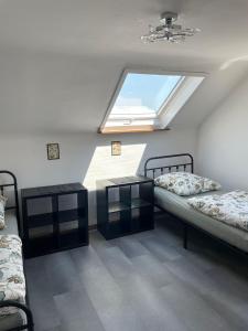 贝西格海姆Ferienwohnung im Besigheim的一间卧室设有两张床和天窗