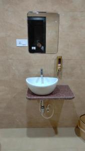 王舍城Goroomgo R D Heritage Rajgir的浴室设有白色水槽和镜子