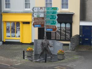 卡索曼Holiday in The Heart of Kerry的一群有路标的人的雕像