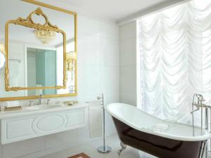 迪拜Raffles The Palm的带浴缸、水槽和镜子的浴室