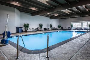 西得梅因West Des Moines Marriott的蓝色的大游泳池,位于酒店客房内