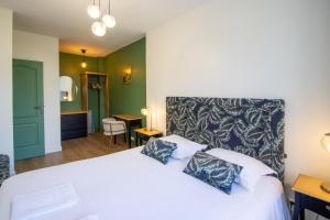 阿姆博斯Home de Vitruve的卧室配有白色的床和绿色的墙壁