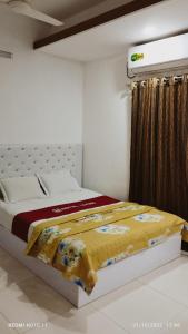 达卡Hotel living international ltd.的一间卧室配有一张黄色毯子床