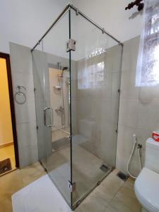 本托塔斯洛玛别墅的一间带卫生间的浴室内的玻璃淋浴间
