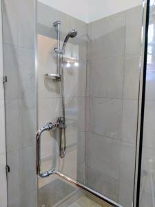 本托塔斯洛玛别墅的淋浴间设有玻璃淋浴间门