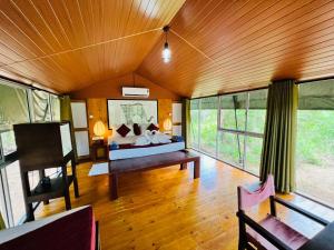 雅拉Green Wild Yala - Luxury Camping & Free Safari Tour的卧室配有一张床和一张桌子
