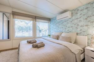 布拉迪斯拉发Očarujúci Houseboat na Dunaji的一间卧室配有一张大床和两条毛巾
