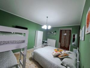 RoccamandolfiB&B Vivilmatese的一间卧室设有两张双层床,拥有绿色的墙壁