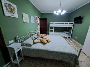 RoccamandolfiB&B Vivilmatese的一间卧室配有两张床和一张双层床。