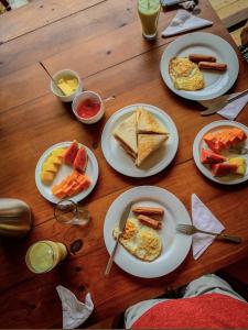 雅拉Green Wild Yala - Luxury Camping & Free Safari Tour的一张木桌,上面放着早餐盘