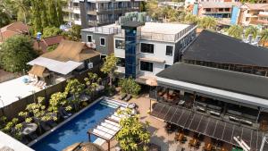 奥南海滩Sea Beach Hostel & Club AoNang Beachfront的享有带游泳池的大楼的顶部景致