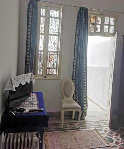突尼斯Dar mima baya的客厅配有椅子和窗户
