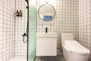 台北之跡 台北的白色瓷砖浴室设有卫生间和镜子