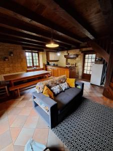 多姆Maison Domme Dordogne的带沙发的客厅和厨房