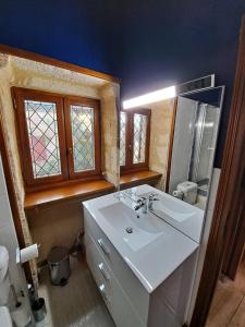 多姆Maison Domme Dordogne的浴室设有白色水槽和镜子