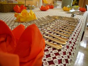 都灵灵格托空中宫殿酒店的一张桌子上放着银器和橙花
