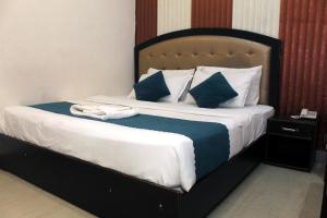 哈里瓦Hotel Anand的一间卧室配有一张大床和毛巾
