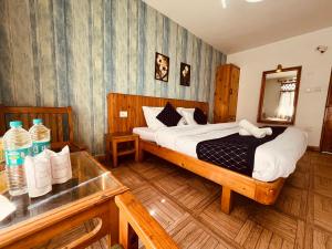 马拉里Mountain View Resort - A Hidden Resort Manali的一间卧室配有一张带镜子和桌子的床