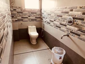 马拉里Mountain View Resort - A Hidden Resort Manali的一间带卫生间和砖墙的浴室