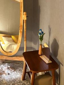 首尔Masil的一张木桌,床上放着花瓶