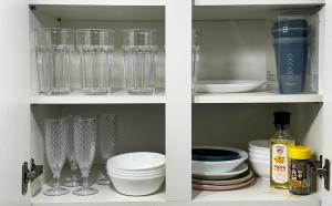首尔Masil的装满玻璃杯、盘子和碗的橱柜