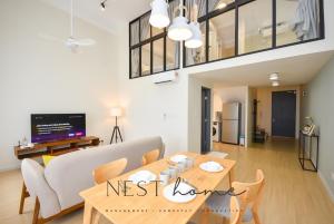 Kampong PendasSunway Grid Loft Suite by Nest Home【Olympic Size Pool】的客厅配有沙发和桌子