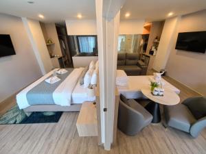 合艾Chinatown Living Hatyai的一间带大床的卧室和一间客厅