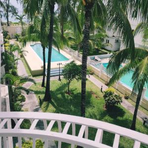 弗利康弗拉克White Sand Cabana的从度假村的阳台上可欣赏到游泳池的景色