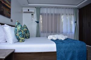 蒙巴萨Makaazi Nyali的一间卧室配有带毛巾的床
