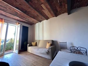 RaviCasa antica Maremma Toscana的带沙发和大窗户的客厅