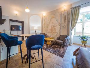 班斯卡 - 什佳夫尼察Opera apartments的客厅配有沙发和桌椅