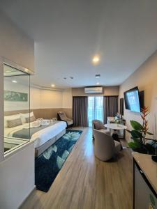 合艾Chinatown Living Hatyai的酒店客房设有一张大床和一张沙发。