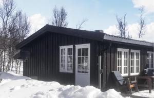 Uvdal3 Bedroom Stunning Home In Uvdal的雪中带门的小小屋