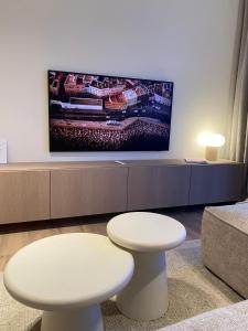 尼乌波特Luxe appartement `t Sant Nieuwpoort Bad的客厅配有白色桌子和电视