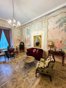 班斯卡 - 什佳夫尼察Opera apartments的客厅配有沙发和桌子