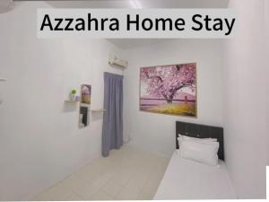 居林Az-zahra Home Stay Kulim Hi-Tech的一间设有一张床的客房,墙上挂着一幅画