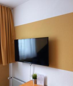 杜塞尔多夫卡洛林格酒店的挂在墙上的平面电视